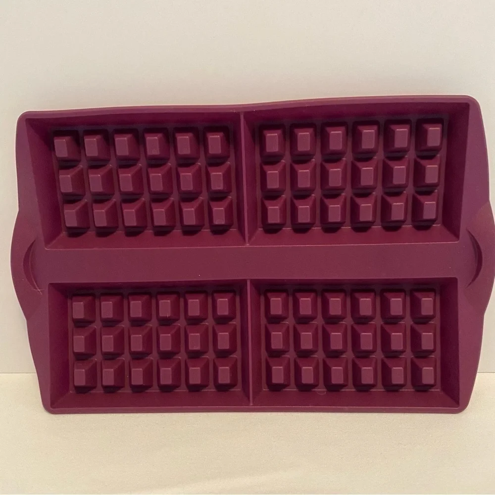 Tupperware Silicone Waffle Form Pan